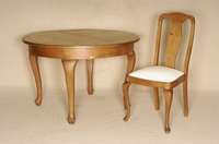 Ausziehtisch mit 4 StÜhlen, deutsch, um 1900/10, Korpus Weichholz/Hartholz bzw. Eiche massiv, im Chippendalestil, allseitig geschwungen, zeitlose ...