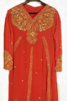Seidenkleid, Indien, rote Seide mit Goldstickerei, ca. 102 x 48 x 102 cm, EHZ: 2 Schätzwert: 500.-