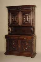 Aufsatzschrank, Frankreich, um 1870, Korpus Weichholz, Nußbaum massiv, Unterteil auf vorgesetzten KugelfÜßen, Fußleiste mehrfach getreppt, ...