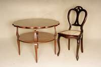 Beistelltisch, deutsch, um 1900, Korpus Weichholz, Nußbaumfurnier, sehr elegante eckige Beine, leicht gebogen, Platte in Balusterform, ...