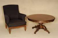 Runder Couchtisch, Italien, um 1960, Korpus Weichholz, Nußbaumfurnier, balusterfÖrmiger Fuß, 4-fach ausladend, mit eleganten Schnitzereien, ...