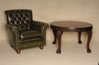 Runder Tisch, deutsch, um 1910, Neo-Renaissance, Nußbaum massiv, Nußbaumfurnier, gebogenen Beine in Tatzenform, Zarge leicht geschuppt, ...