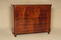 Kommode, Holland, um 1830, SpÄtbiedermeier, Korpus Eiche, Pyramidenmahagonifurnier, z.T. gespiegelt, kleine KugelfÜße, abgerundete Ecken, ...