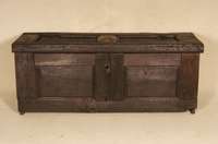 Schloßtruhe, deutsch/wohl Westfalen, um 1680, Eiche massiv, 2 zurÜckgesetzte FÜllungen, Deckel kassettiert, Stollen wohl leicht gekÜrzt, altes ...