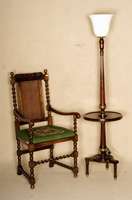 Stuhl, deutsch, um 1900, Nußbaum massiv, gedrechselte Beine, verstrebt, gebogene Armlehnen, reich gedrechselte RÜckenlehne, mit Korbgeflecht, ...
