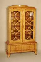 Sammlervitrine, deutsch, um 1925, wohl Dresdner WerkstÄtten, Korpus Weichholz, ausgesuchtes helles Birkefurnier, auf eckigen Hochbeinen, 2 ...