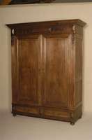 Dielenschrank, Flandern, um 1880, Eiche massiv, zwei TÜren und Schubladen, seitlich 3-fach gerieft, am Oberteil Dekorationsschnitzereien, ...