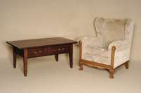 Couchtisch, im englischen Stil von 1910, Birke massiv, nußbaumfarben gebeizt, eckige Beine, leicht abgeschrÄgt, 2 Schubladen, massive Platte, ...
