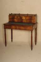 Damenschreibtisch, deutsch, um 1870, Korpus Weichholz, Mahagonifurnier, im Oberteil mehrere Schubladen, mit Galerieabschluß, ausziehbare ...