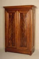 Schrank, deutsch, um 1840/50, SpÄtbiedermeier, Korpus Weichholz, Mahagonifurnier, FÜllungen mit gespiegeltem Pyramidenmahagonifurnier, ...