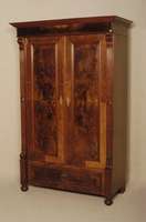 GrÜnderzeitschrank, deutsch, um 1880, Korpus Weichholz, Nußbaumfurnier, auf KugelfÜßen, Lisenen gerillt, in Veluten auslaufend, FÜllungen mit ...