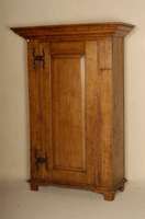 Brotschrank, deutsch/Westfalen, um 1820, Eiche massiv, kassettierte FÜllungen aus dem Vollholz, schÖne Kopfleiste, mehrfach gestuft, Schloß und ...