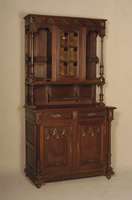 Buffetschrank, Frankreich, um 1900, Eiche massiv, Oberteil mittig mit Vitrinenteil, 6 -fach facettierte GlaseinsÄtze, seitlich jeweils zwei ...