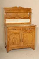 Kommode, deutsch, um 1920, Pitchpine, Weichholz, zwei SchÜbe und zwei TÜren, Aufsatz und Deckplatte mit eingelassenen Fliesen, RÜckteil mit ...