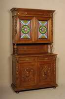SÄulenbuffetschrank, Belgien, um 1900, Eiche massiv, Oberteil zweitÜrig mit bunter Bleiverglasung, geometrische Sternform in rot, blau und grÜn, ...