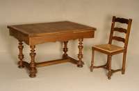 Tisch und 4 StÜhle, Belgien, um 1920, Weichholz, Nußbaum massiv, Tisch mit 4 gedrechselten SÄulen und Rillenprofil, Tischoberbau wahrscheinlich ...