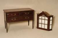HÄngevitrine im Barockstil, 60er/70er Jahre, Nußbaum massiv, Nußbaumfurnier, Giebel geschwungene Form, mit integriertem Schlußstein, diese ...