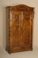 Kleiderschrank, deutsch, um 1880, Nußbaum massiv, Wurzelnußfurnier, zweitÜrig im profilierten Rahmen gefaßt, Kopfteil geschwungene Form mit ...