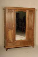 Kleiderschrank, deutsch, um 1920, ArtDeco, Weichholz und Eiche massiv, 3-tÜrig, MitteltÜr mit facettiertem Spiegel, dezente florale Schnitzerei, ...