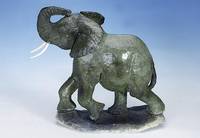 Skulptur "Elefant" aus grÜnem Serpentinge- stein, Elefant vollplastisch ausgearbeitet, Proportionen der Natur entsprechend, StoßzÄhne ...