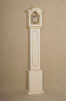 Standuhr, westdeutsch/wohl Pfalz, um 1760/70, Korpus Weichholz und Nußbaum (?), mehrfach beige-weiß gestrichten, Eintageswerksuhr mit ...