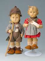 HummelpÜppchen, Goebel, 50er Jahre, strickendes MÄdchen, mit orig. Kleidung, im orig. Karton, kaum bespielt, sammelwÜrdig, H. ca. 27 cm