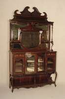 Prunkschrank, England, um 1880, Mahaogni massiv, gebogene Hochbeine, leicht beschnitzt, offenes Ablagefach, Vitrinenteil in der Mitte gebogen, ...