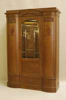 BÜcherschrank, deutsch, um 1910, Korpus Weichholz, Eiche massiv, 2 gebogene TÜren, mit Intarsien in Form von 2 Eulen, diese Wurzelnuß MitteltÜr ...