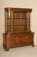 Glasvitrine, deutsch, um 1910, Renaissancestil, Korpus Weichholz, Nußbaum massiv, Nußbaumfurnier, TatzenfÜße, gebogene TÜren, in der Mitte ...