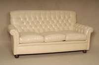 Ledersofa, England, um 1960, genoppt und geheftet, cremefarbener Lederbezug, auf KugelfÜßen, lose Kissen, leichte Gebrauchsspuren, ca. 93x185x80 ...
