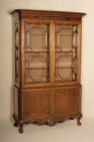 Vitrinenschrank, deutsch, um 1910, Sheratonstil mit Chippendaleelementen, Nußbaum massiv, Nußbaumfurnier, Oberteil Front und Seiten versprosst, ...