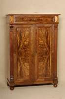 Vertiko, deutsch, um 1880, Korpus Weichholz, Nußbaumfurnier, Inlets mit schÖnem Wurzelnußfurnier, Lisenen gerillt, in Veluten auslaufend, ...
