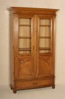 BÜcherschrank, deutsch, um 1900, Korpus Weichholz, Eiche- und Nußbaumfurnier, Inlets abstrakt floral, aus dem Vollholz geschnitzt, Lisenen ...
