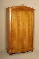 Schrank, Österreich/wohl Wien, um 1920, Korpus Weichholz, Kirschbaumfurnier, FÜße mit muschelfÖrmigen Schnitzereien, Ecken mit Fadenintarsien, ...