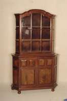 Aufsatzschrank mit Vitrinenoberteil, England, um 1890, viktorianisch, Korpus Weichholz, Palisanderfurnier, auf KugelfÜßen, abgeschrÄgte Ecken ...