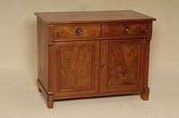 Halbschrank, deutsch, um 1880, Korpus Weichholz, Nußbaumfurnier, z.T. gespiegelt, auf Rahmen gearbeitet, Lisenen gerillt, in Veluten auslaufend, ...
