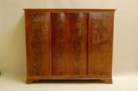 Gaderobenschrank, wohl deutsch, um 1920, ArtDeco, Korpus Weichholz, Mahagonifurnier gespiegelt, strenge FÜße, 4-tÜrig, davon 2 gebogen, innen ...