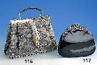 Tasche, Amerika 60er Jahre, fÜr Judith Leiber New York, schwarzes Lackleder, Metall- bÜgel asymmethrisch angeordnet, innen Luxus- ausstattung, ...