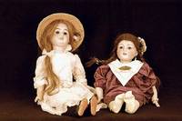Porzellankopfpuppe, um 1902/03, wohl deutsch , Brustplattenkopf, Steifglieder, graublaue Paperweightschlafaugen, diese l. defekt, Kleidung sek., ...