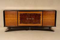 ArtDeco-Sideboard, Paris, um 1935, in kaukasischem Nußbaum in gespiegeltem Bild furniert und teilweise ebonisiert, elegant geschwungener Korpus, ...