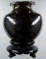 Vase, China um 1850, Silber, reine Treibarbeit, gewachsene Patina, auf Holzsok- kel, Unikat