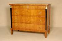 Kommode, wohl deutsch, um 1910/20, Kirschbaumfurnier, klassizistischer Stil mit ebonisierten seitlichen Pilastern, Messingbasen und gegossenen ...