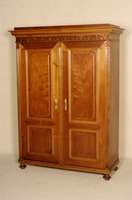 Kleiderschrank, wohl deutsch, um 1910/20, Nußbaumfurnier, zweitÜrig, in der Front mit geschnitzten Zierelementen, original Schloß und ...