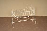 Kinderwiegenbett, wohl Frankreich, um 1880, Schmiedeeisen, frei verlÖtet, AnklÄnge aus dem Barockstil, weiße Fassung erneuert, Vorrichtung fÜr ...