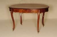 Ausziehtisch, deutsch, um 1835/40, Beine Mahagoni massiv, Zarge Pyramidenmahagonifurnier, z.T. mit Schnitzereien aus dem Vollholz, ...