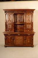 Aufsatzbuffet, deutsch, um 1880, GrÜnderzeit, Korpus Weichholz, Nußbaumfurnier, z.T. Wurzelnuß, Unterteil auf KugelfÜßen, 4-fach gestufte ...