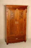 Schrank, deutsch, um 1890, Jugendstil, Korpus Weichholz, Nußbaumfurnier, auf KugelfÜßen, seitlich kanneliert, auslaufend in Veluten mit ...