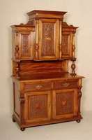 Aufsatzbuffet, deutsch, um 1860, GrÜnderzeit, Mahagoni z.T. furniert, auf KugelfÜßen, TÜrfÜllungen im geschnitzten, Oberteil mit ...