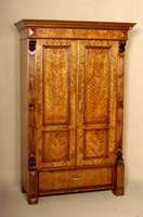 Kleiderschrank, wohl mitteldeutsch, um 1890, Front auf Rahmen gearbeitet, Korpus Weichholz, Birkewurzelfurnier, ausgesuchte Maserung, Lisenen 3-fach ...
