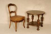4 StÜhle, Italien, um 1960, Louis-Philippe-Stil, Nußbaum massiv, FÜße und RÜckenlehne elegant gebogen, reich geschnitzt aus dem Vollholz, ...